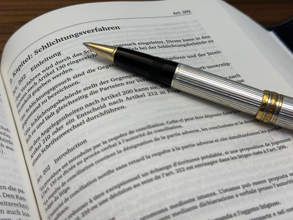 Aufgeschlagenes Gesetzbuch mit Füllfederhalter